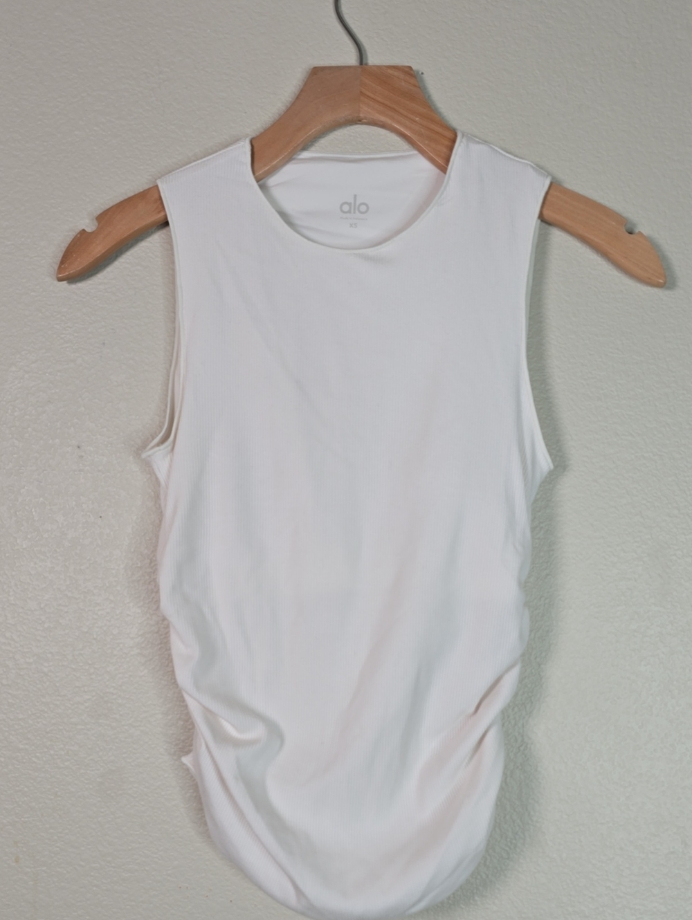 ALO Yoga Ribbed  En Ponite White Sleeveless Muscle Tank With Bulid In Bra XS